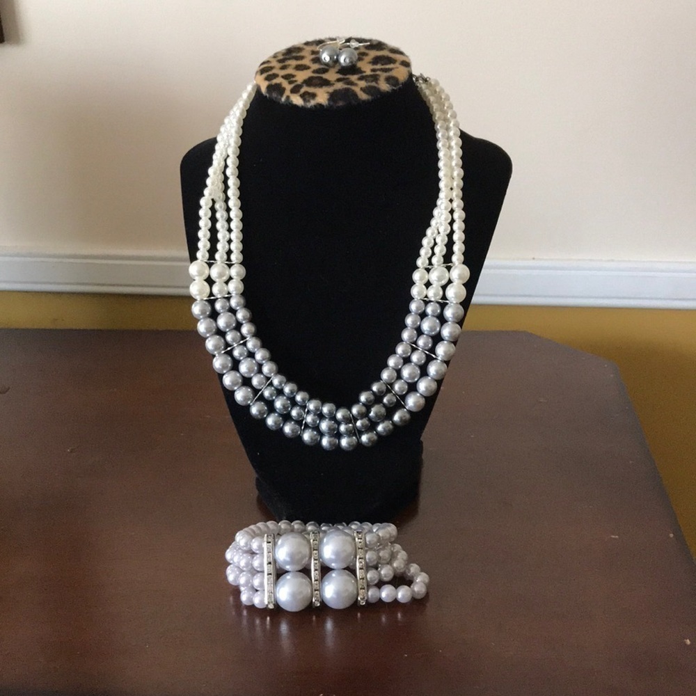 Three piece set! Necklace, earrings and bracelet!